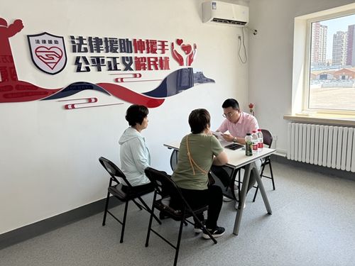 興安社區(qū)開展“普法進(jìn)社區(qū)，以理伴你行”法律咨詢活動(dòng)